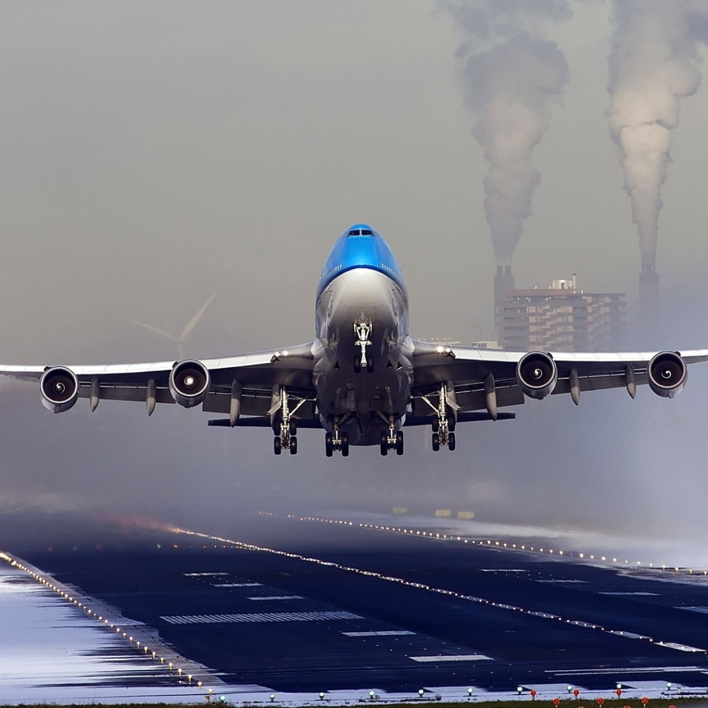 Взлет самолета Boeing 747 нидерландской авиакомпании KLM 