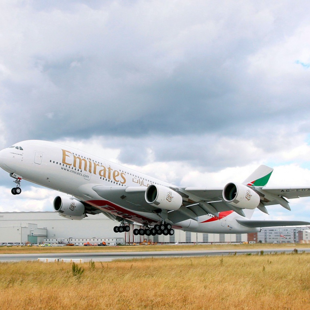 Самолет Airbus A380 авиакомпании Emirates на взлетной полосе 