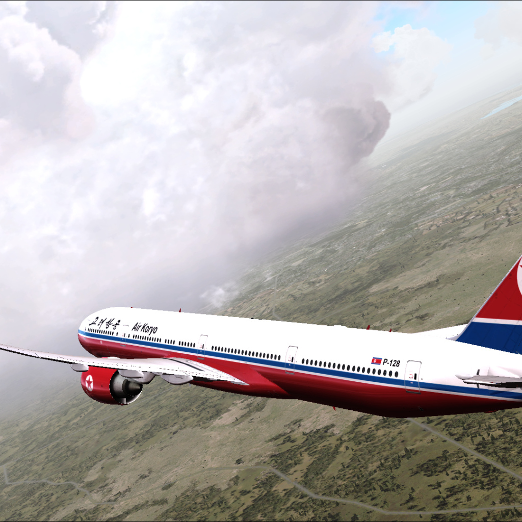 Самолет Boeing 777 авиакомпании Air Koryo  летит над землей 