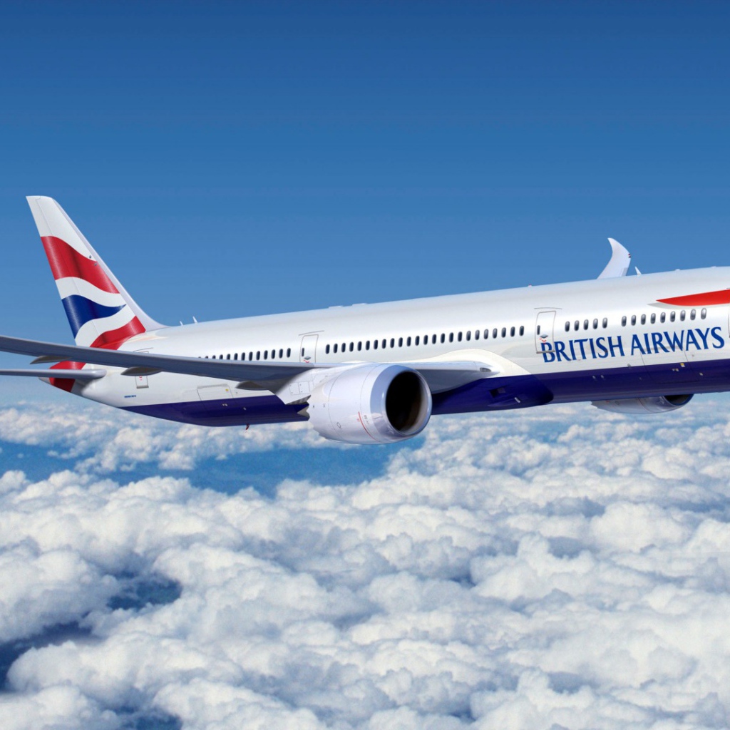 Самолет Boeing 777 авиакомпании British Airways летит над облаками 