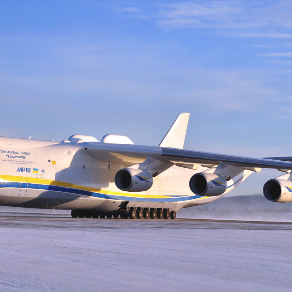 Самый большой самолет Ан-225 Мрия на взлетной  полосе зимой 