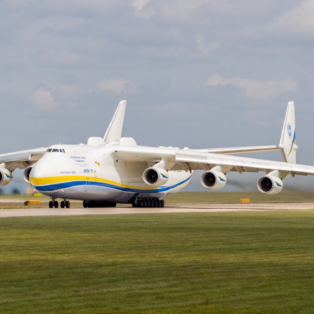 Самолет  АН-225 « Мрия» в аэропорту Праги