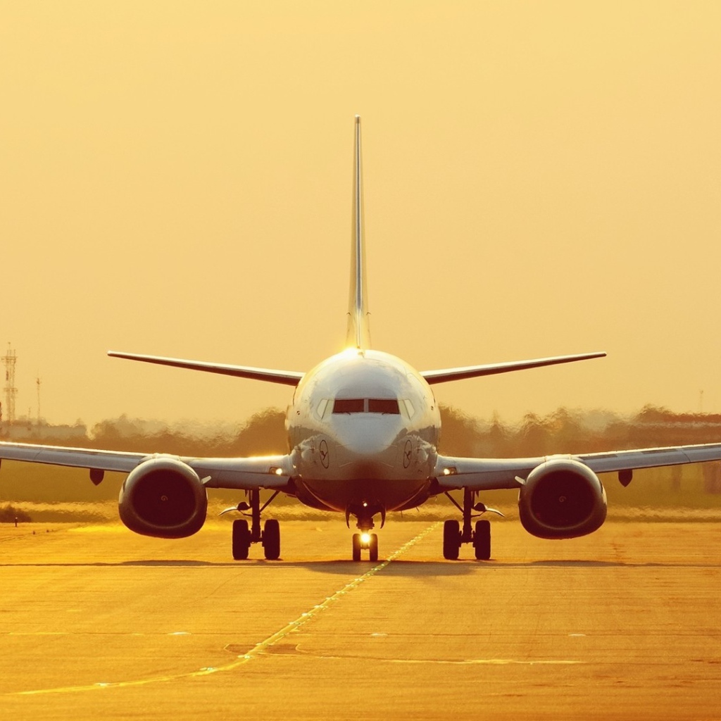 Самолет на взлетной полосе 