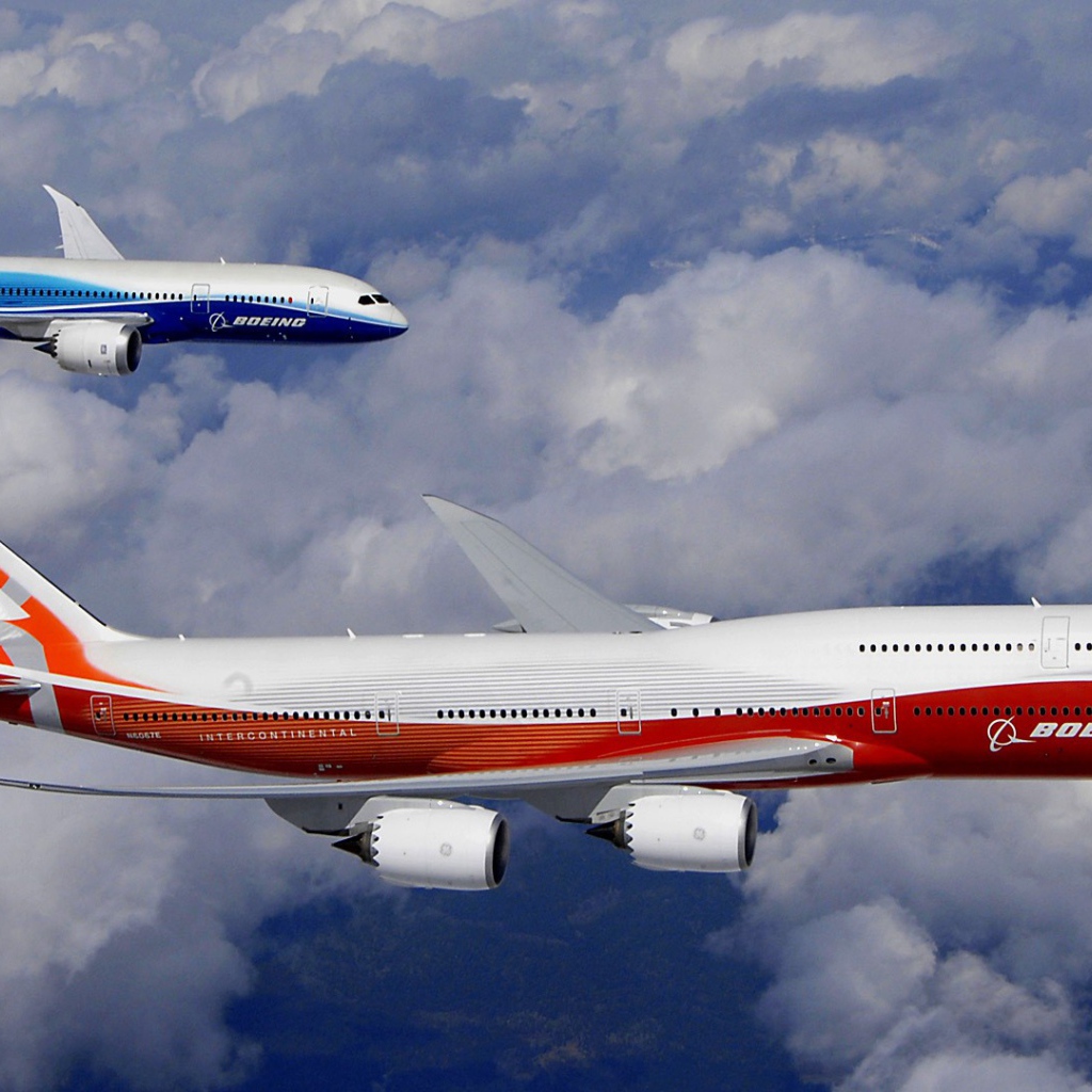 Два пассажирских самолета Боинг 747 в небе бело-синий и бело-красный