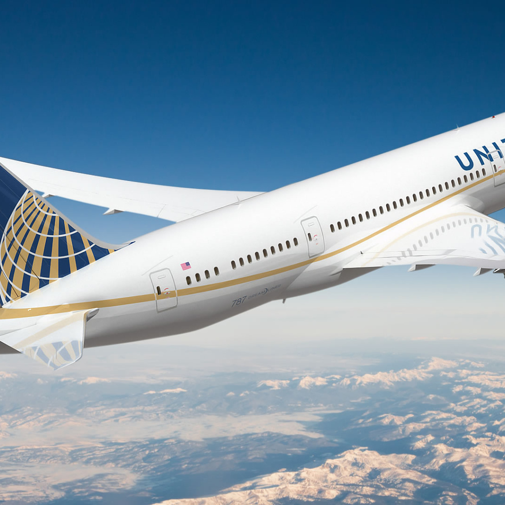 Пассажирский самолет авиакомпании United Airlines 