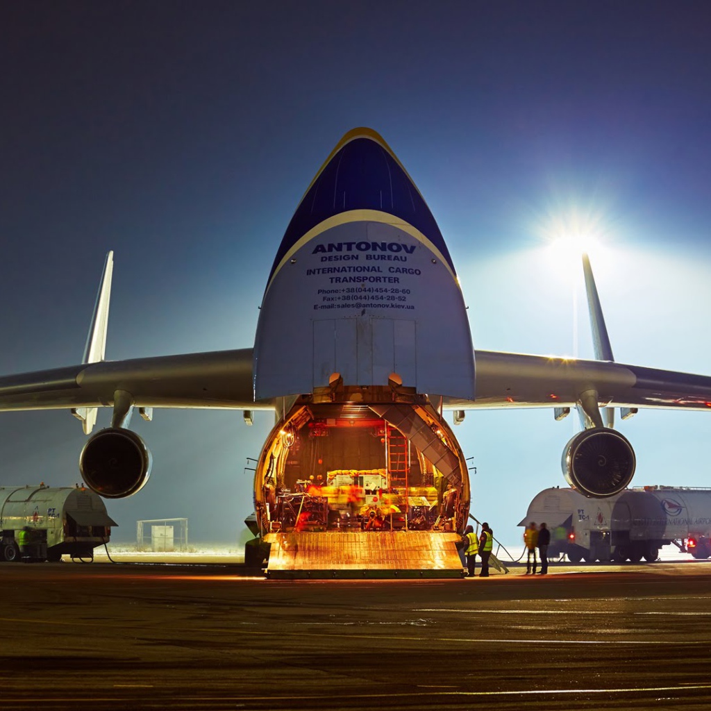 Разгрузка транспортного самолета Ан 225 Мрия в аэропорту города Алматы 