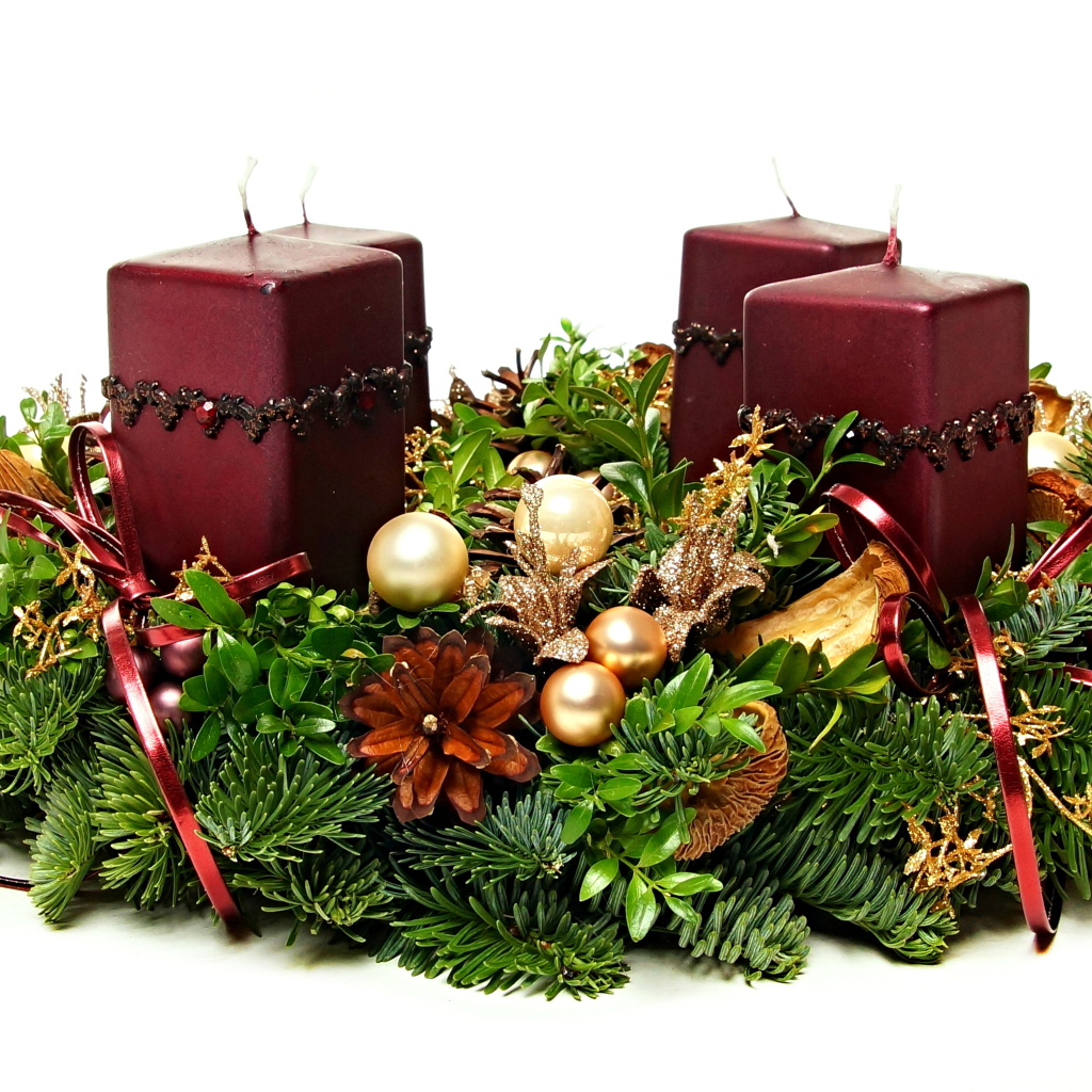 Бордовые свечи с рождественским венком на Рождество