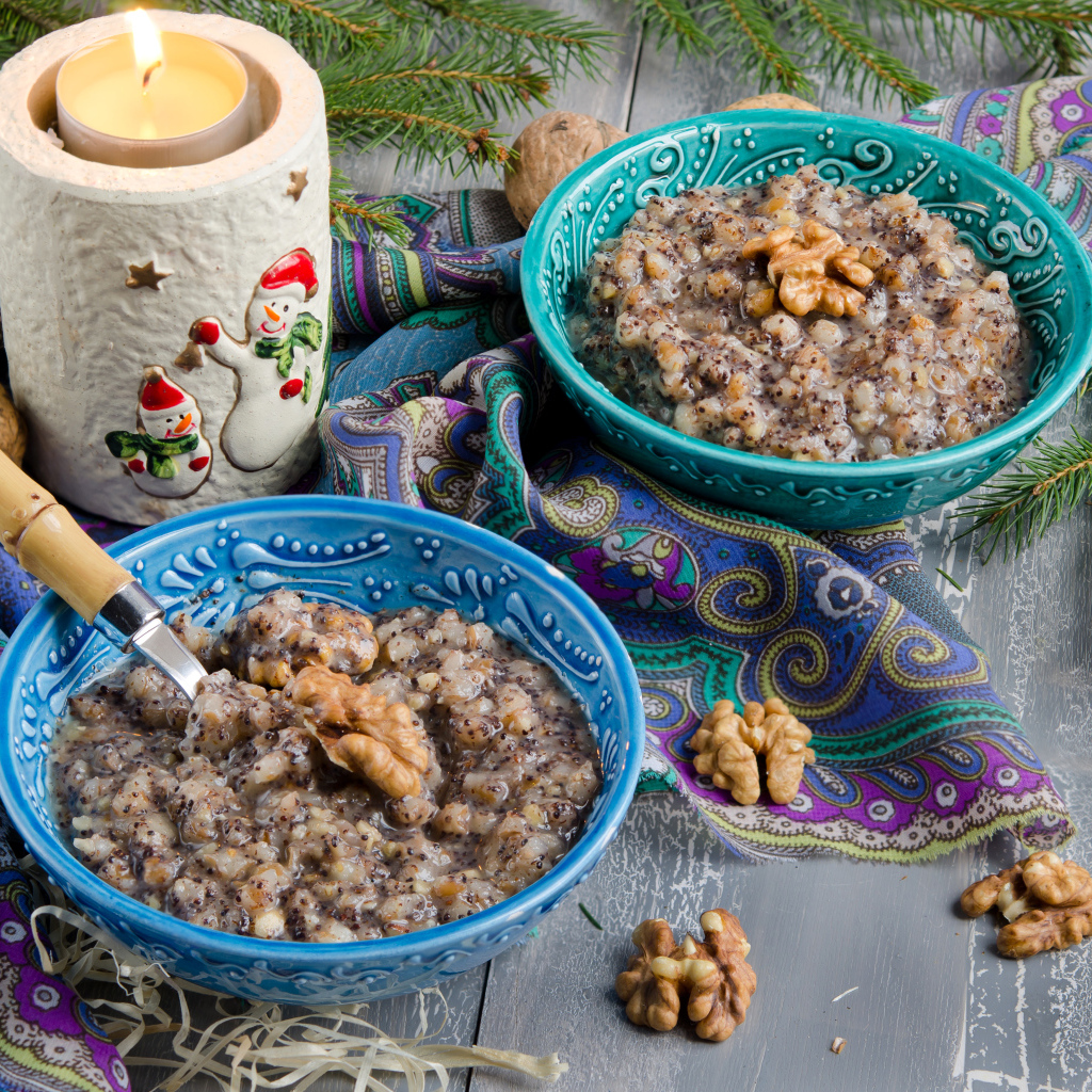 Праздничная кутья с красивой свечой на Рождество