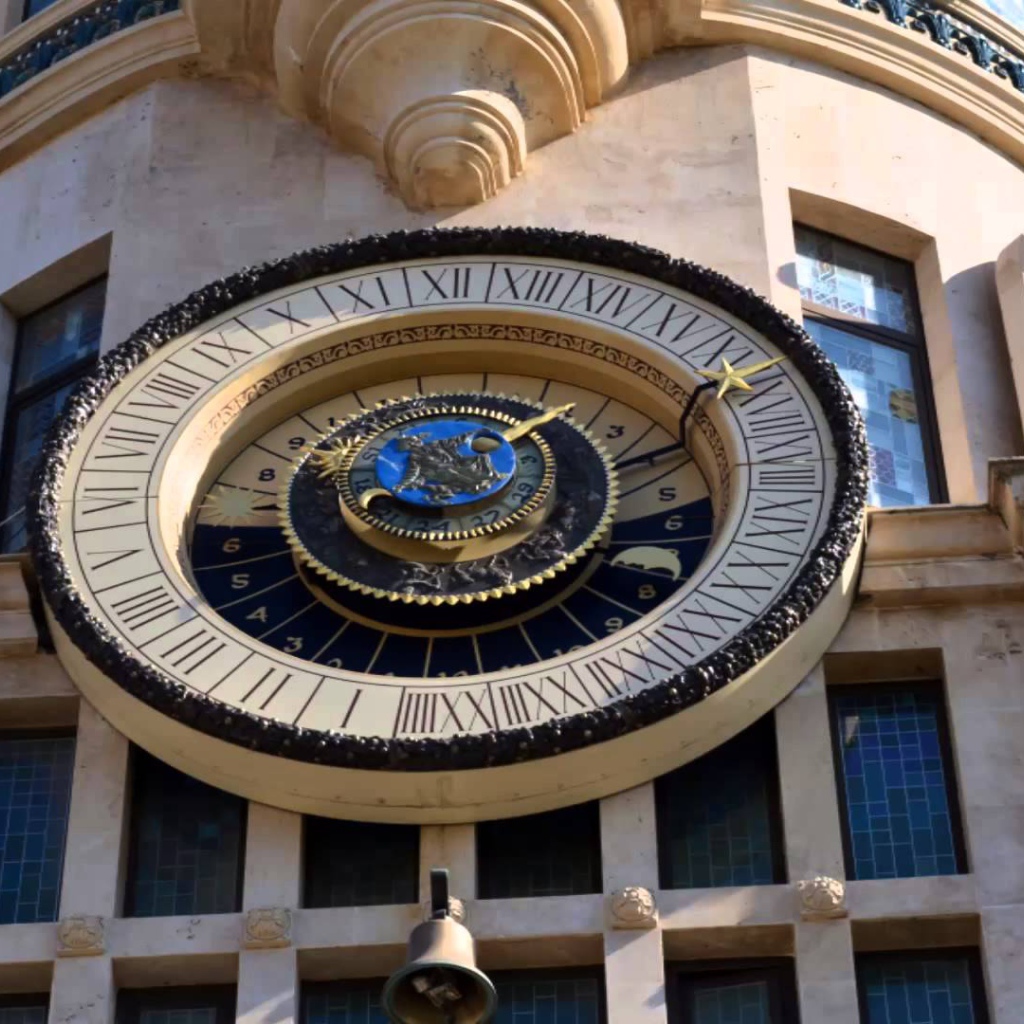 Астрономические часы в старом здании на площади Европы Батуми 