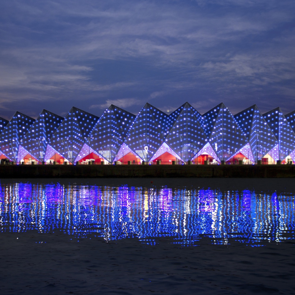 Бакинский кристальный зал отражается в воде  