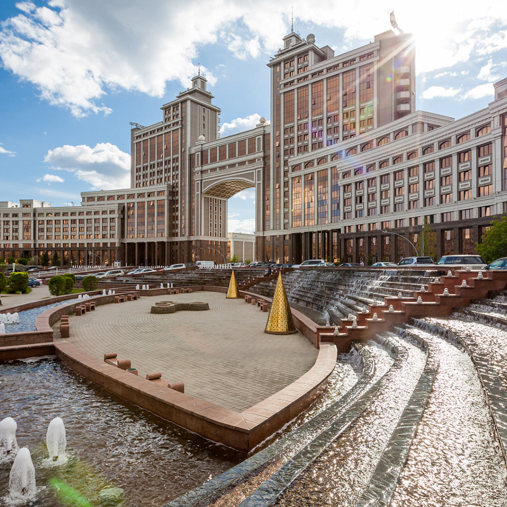Красивое здание «Казмунай Газ»  город Астана 