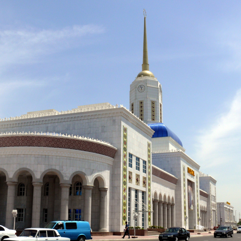 Красивое здание железнодорожного вокзала в Ашхабаде 