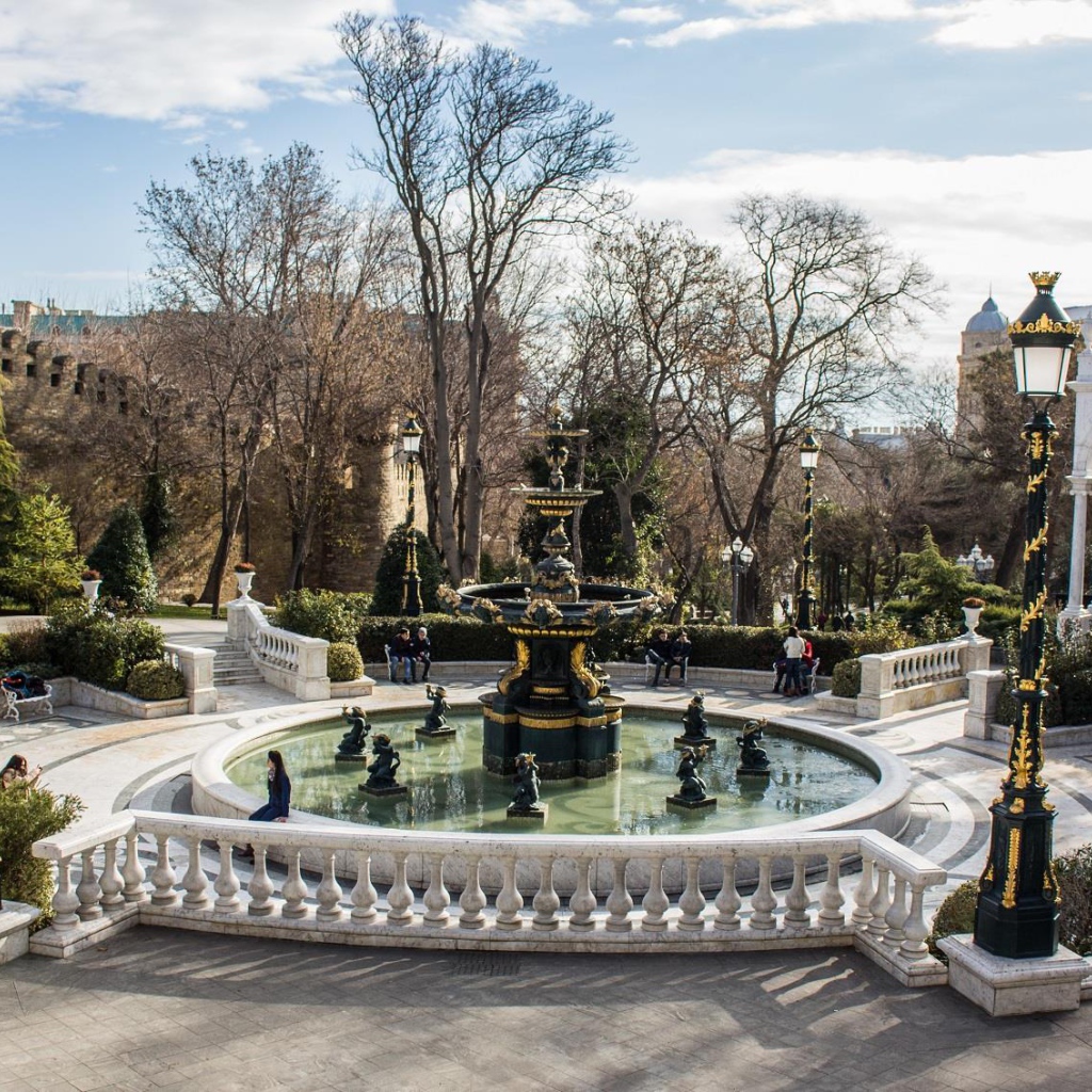 Красивый фонтан в Губернаторском саду Баку 