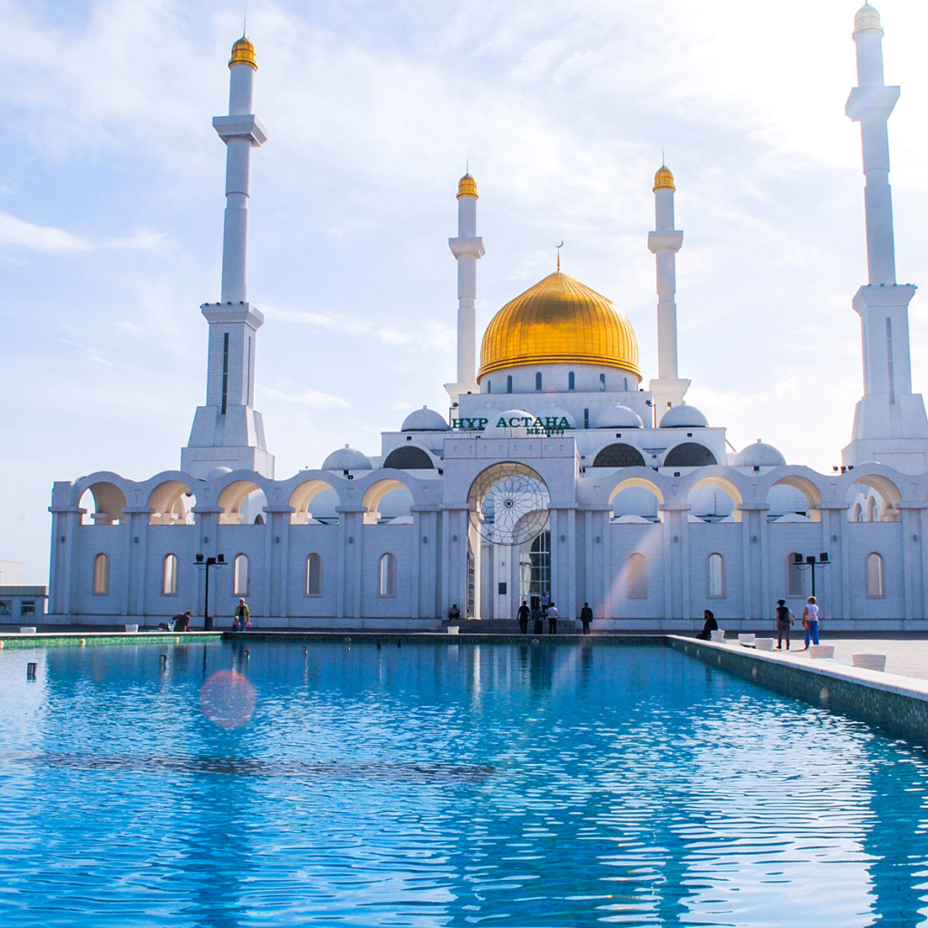 Красивая белая мечеть Нур Астана 