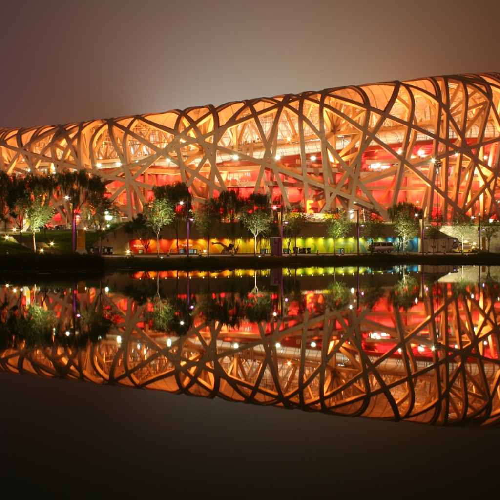 Пекинский национальный стадион отражается в воде, КНР 
