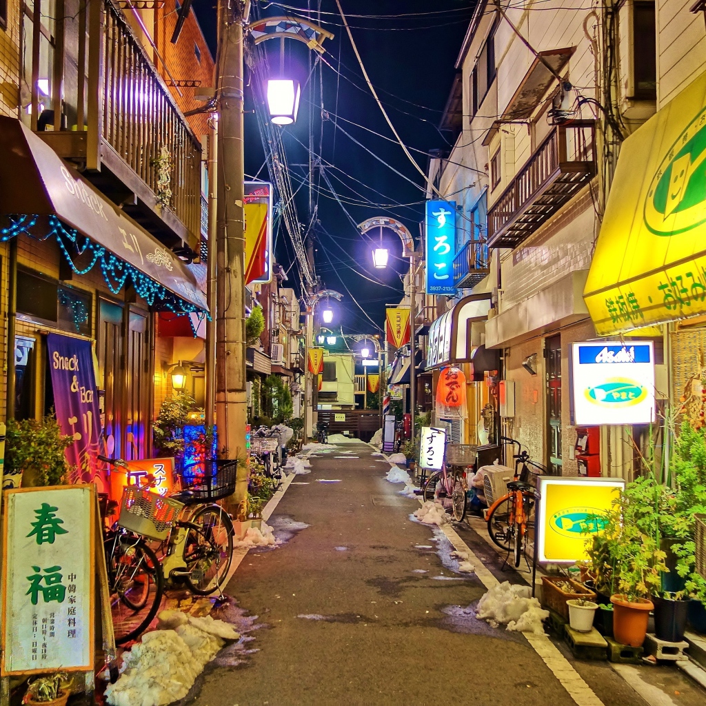 Яркая улица ночного Токио 