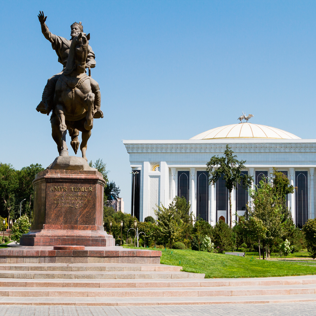 Центральный  парк Ташкента памятник Амиру Тимуру  