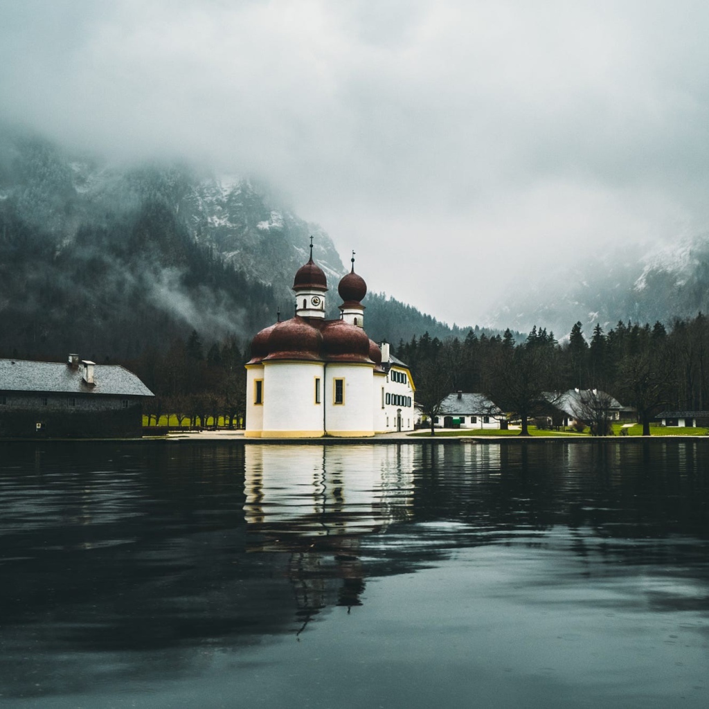 Церковь в городе у озера 