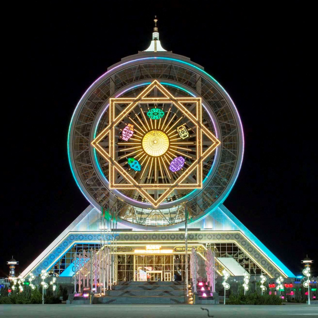 Закрытое колесо обозрения город Ашхабад 