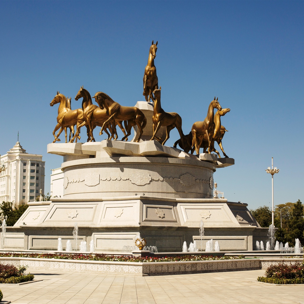 Конная статуя город Ашхабад 