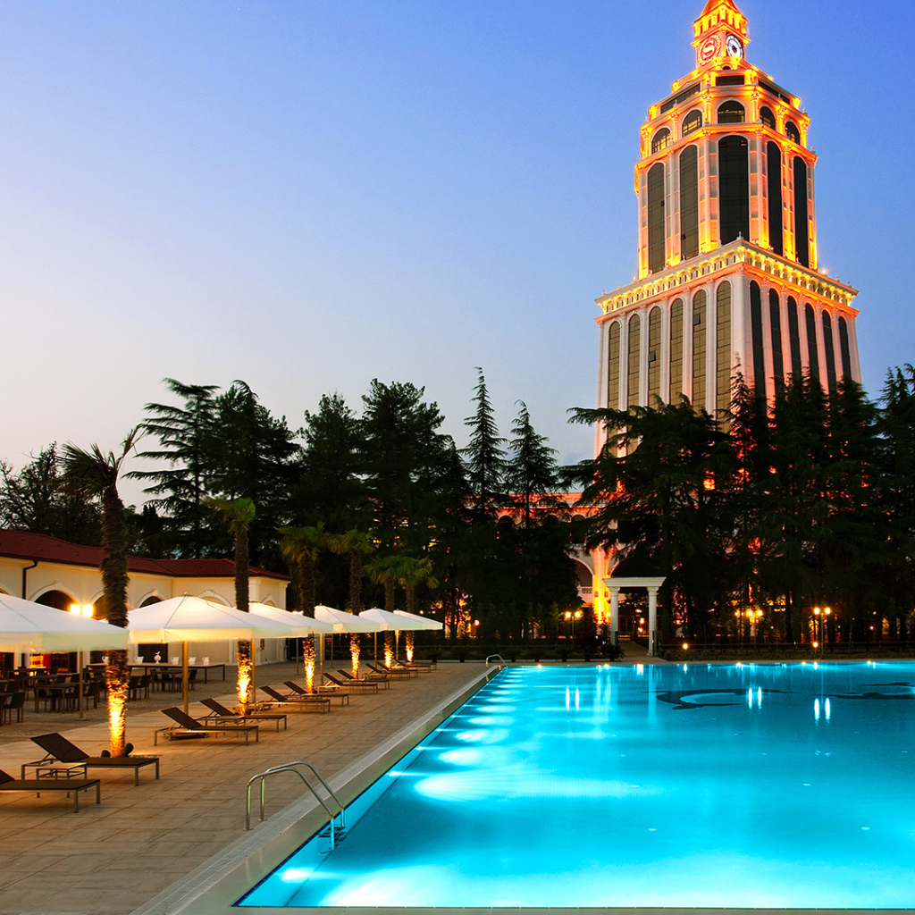 Вечерний вид на бассейн у гостиницы Шератон Батуми 