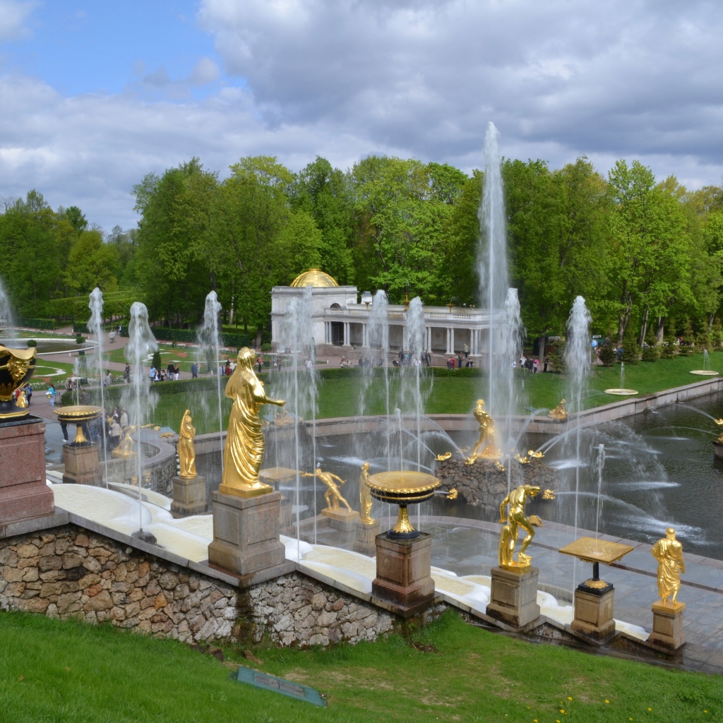 Фонтаны в парке, Петергоф. Санкт Петербург. Россия 