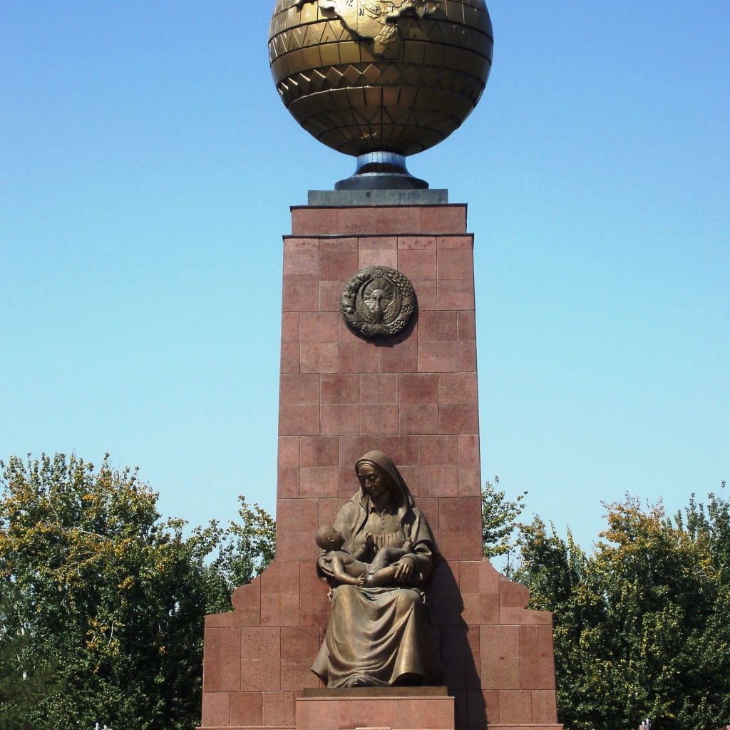Памятник счастливой матери город Ташкент  