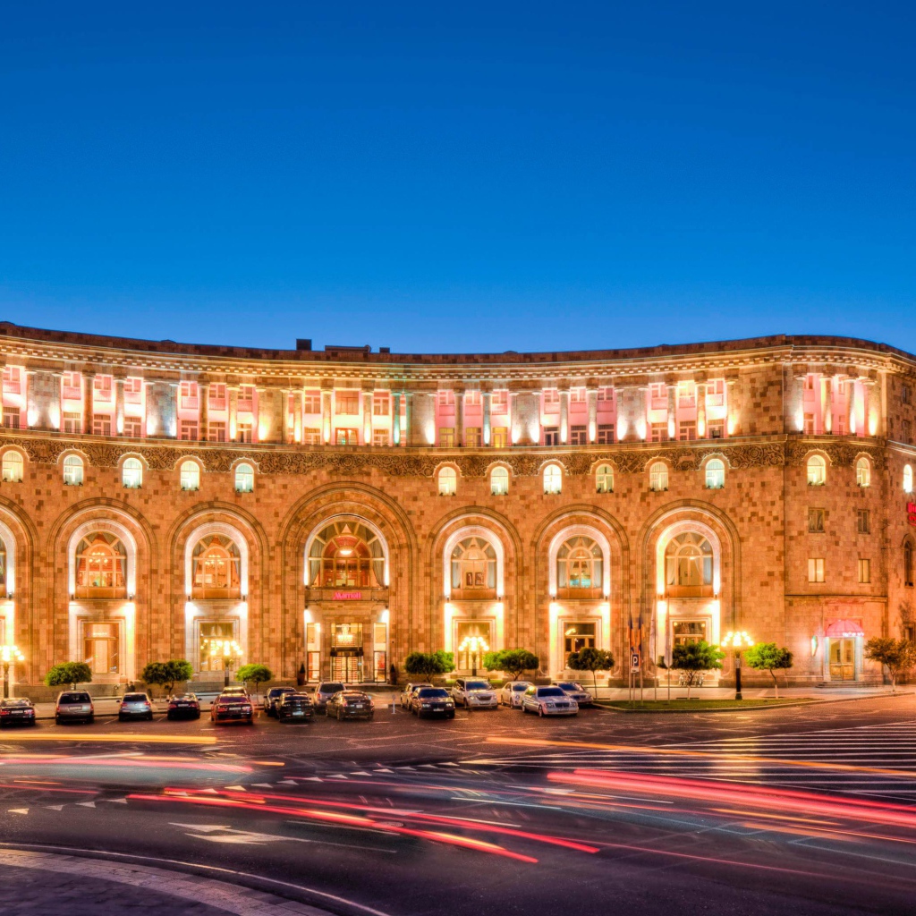 Отель Марриотт вечером город  Ереван 