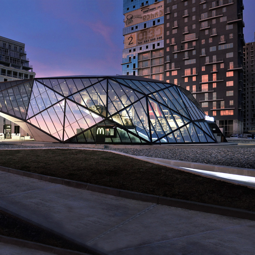 Стеклянное здание McDonald's в Батуми 