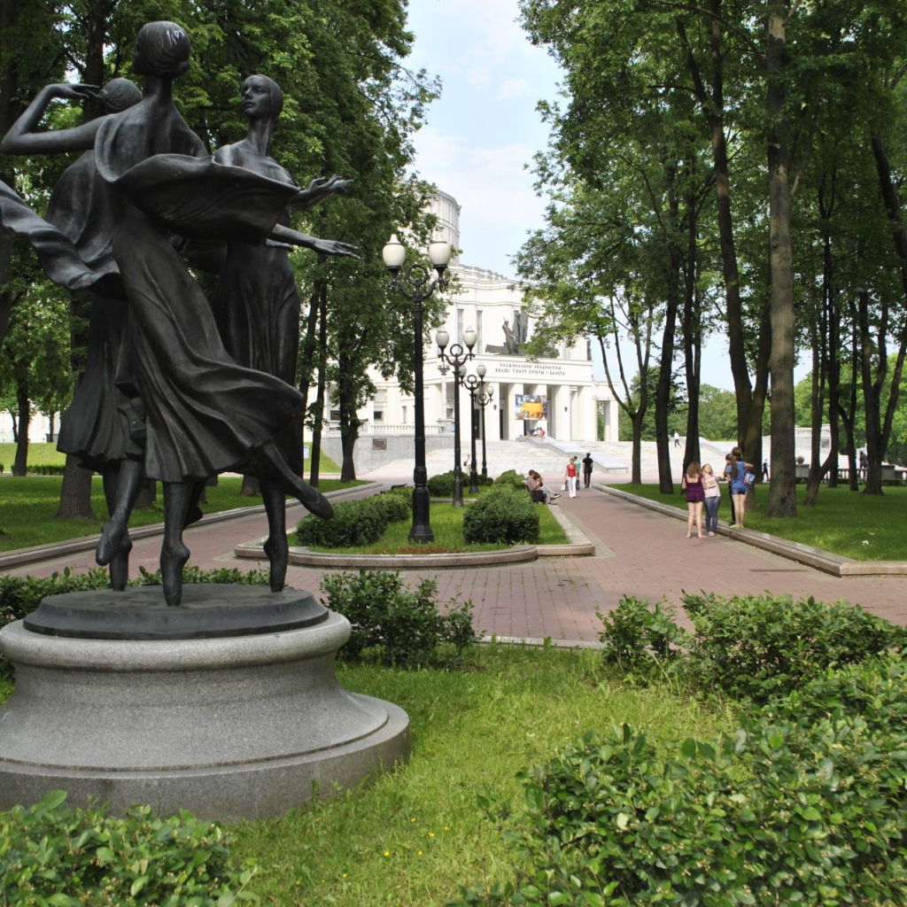 Памятник балеринам в парке имени Янки Купалы город Минск 