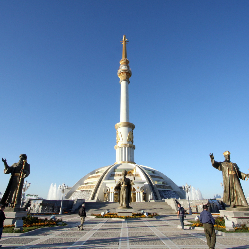 Монумент Независимости Туркменистана  город Ашхабад 