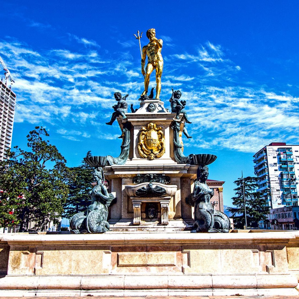 Памятник на проспекте Руставели Батуми 