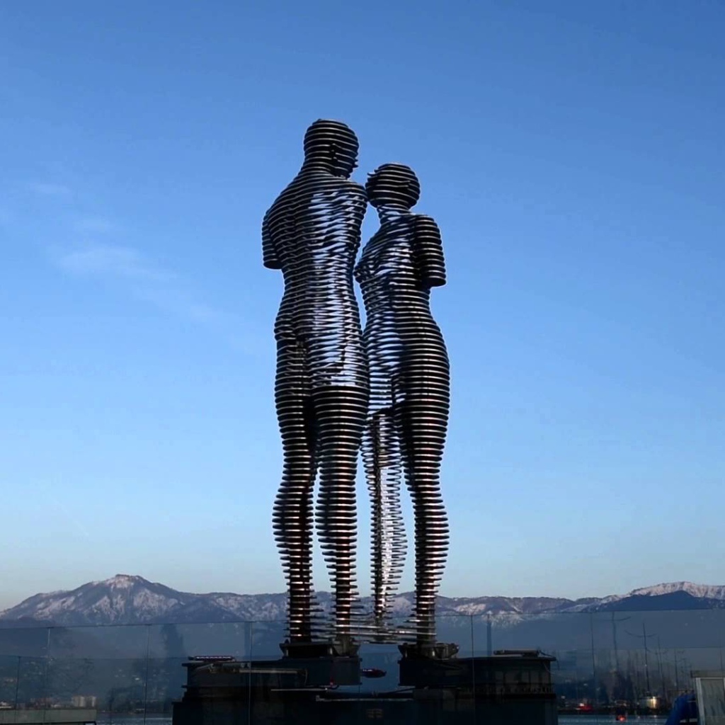 Движущиеся статуя Али и Нино набережная Батуми 