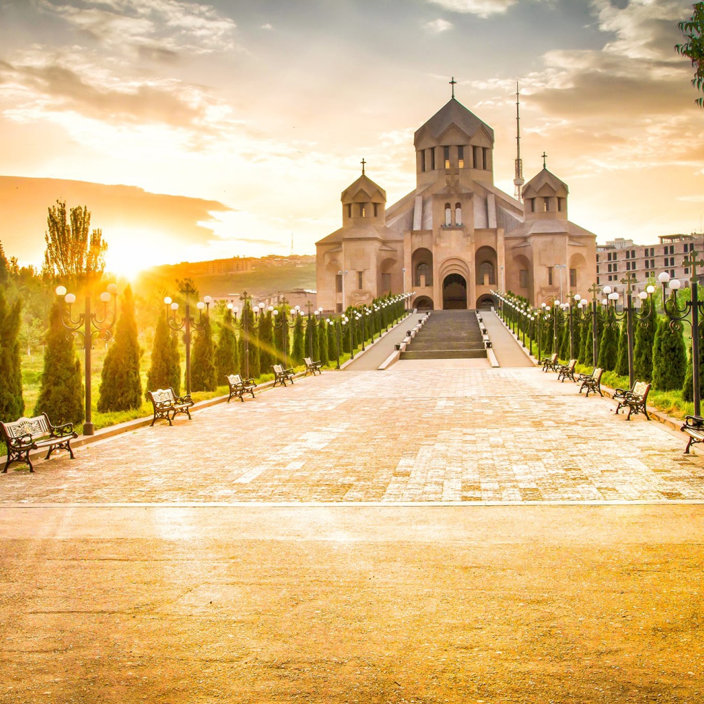 Кафедральный собор Святого Григория Просветителя в лучах солнца 