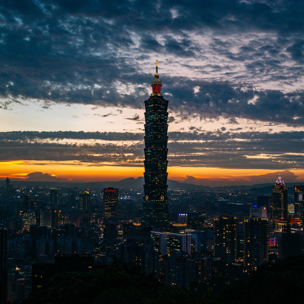 Небоскреб в ночном городе на фоне неба 