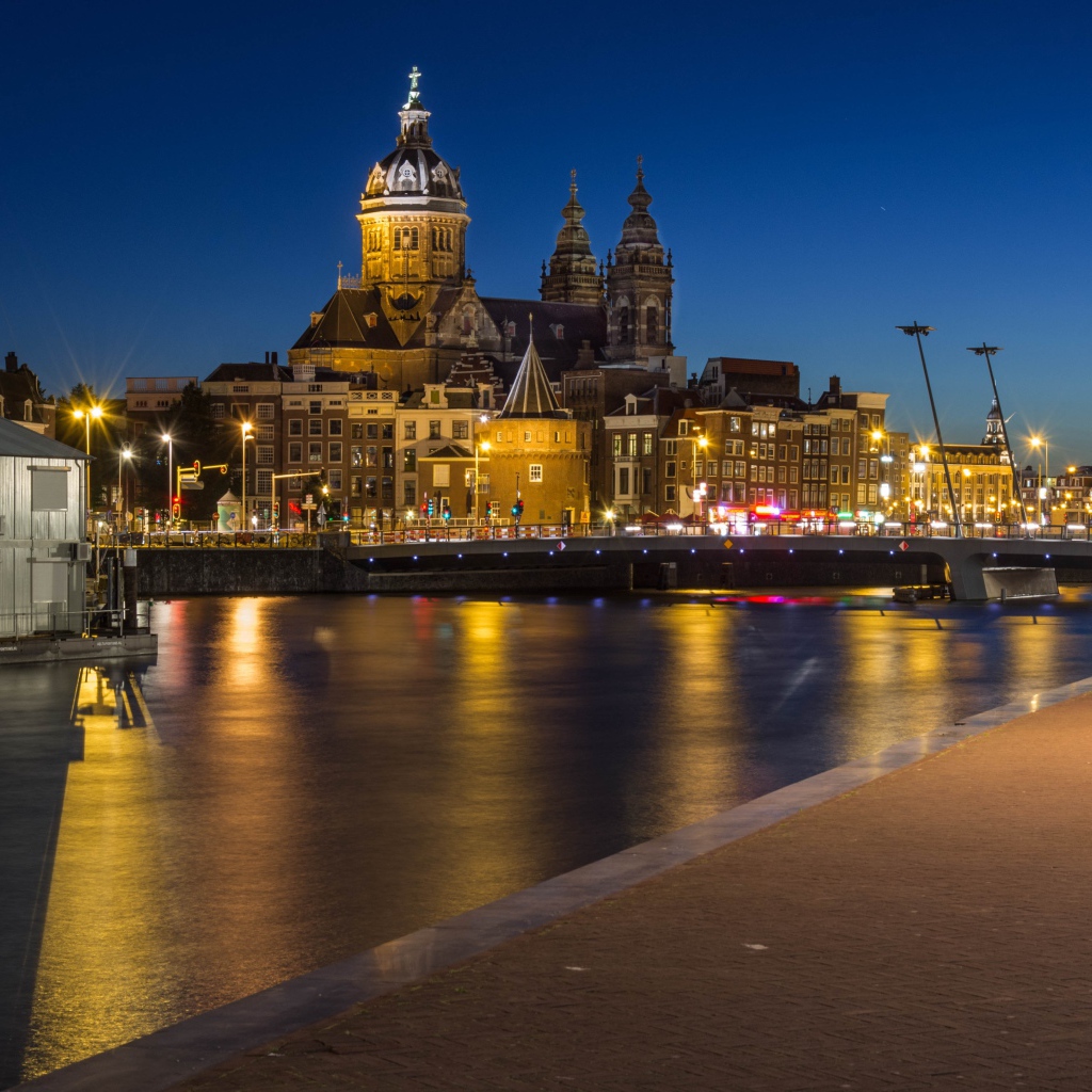 Церковь святого Николая ночью, город  Амстердам 