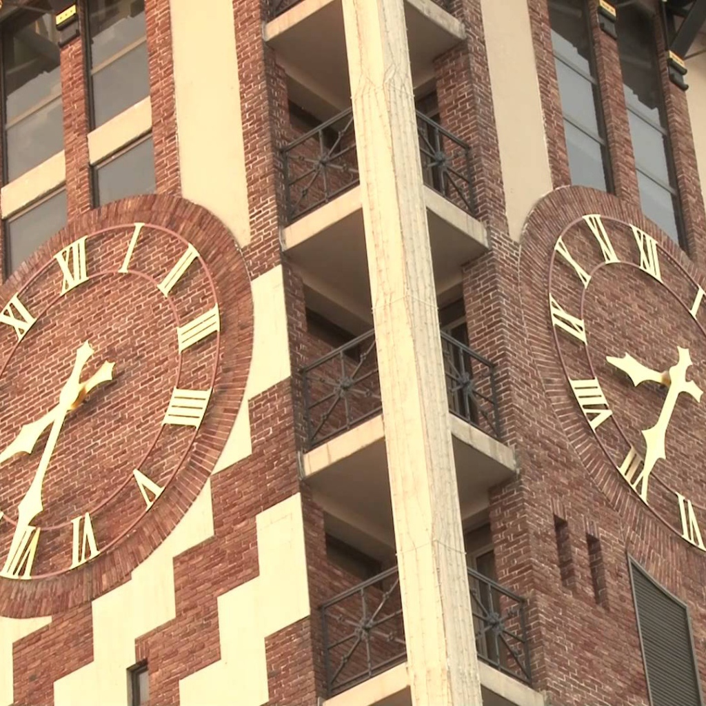 Часы на высотном здании Батуми 