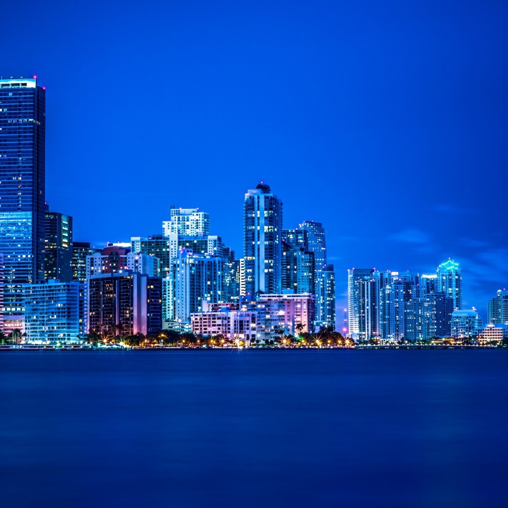 Ночной город Майами на берегу Атлантического океана 