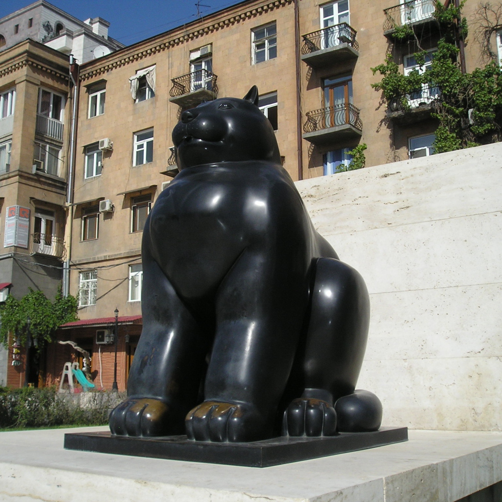 Толстый черный кот памятник в Ереване 