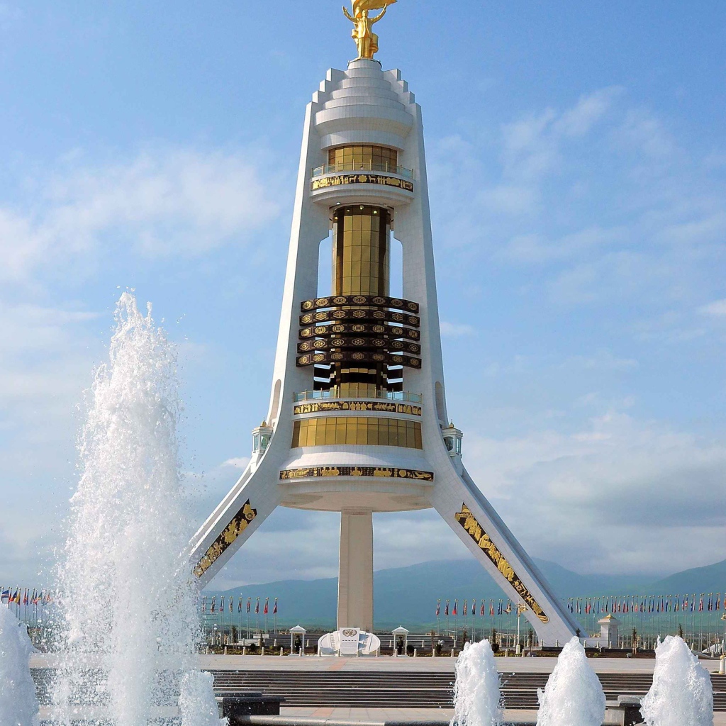 Уч Аяк Башня Свободы город Туркменистан  