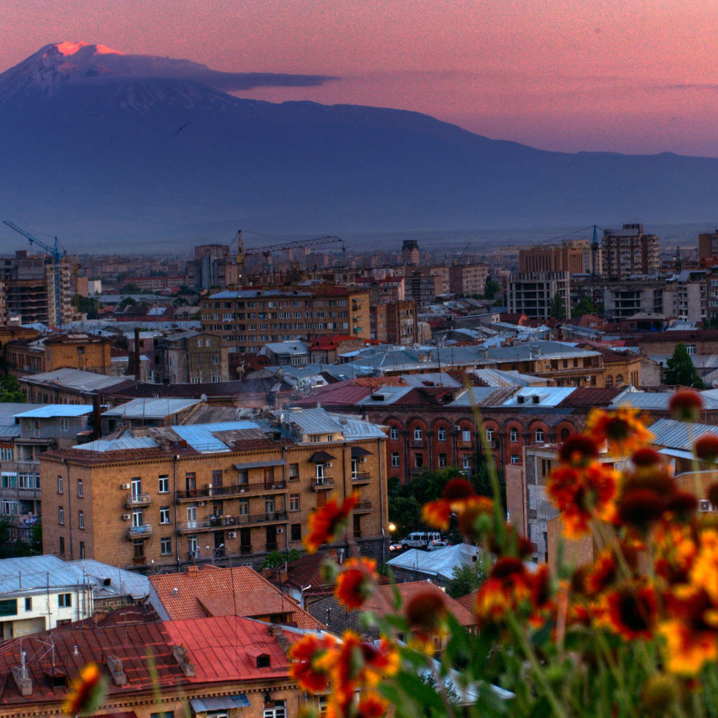 Вид на красивый город Ереван 