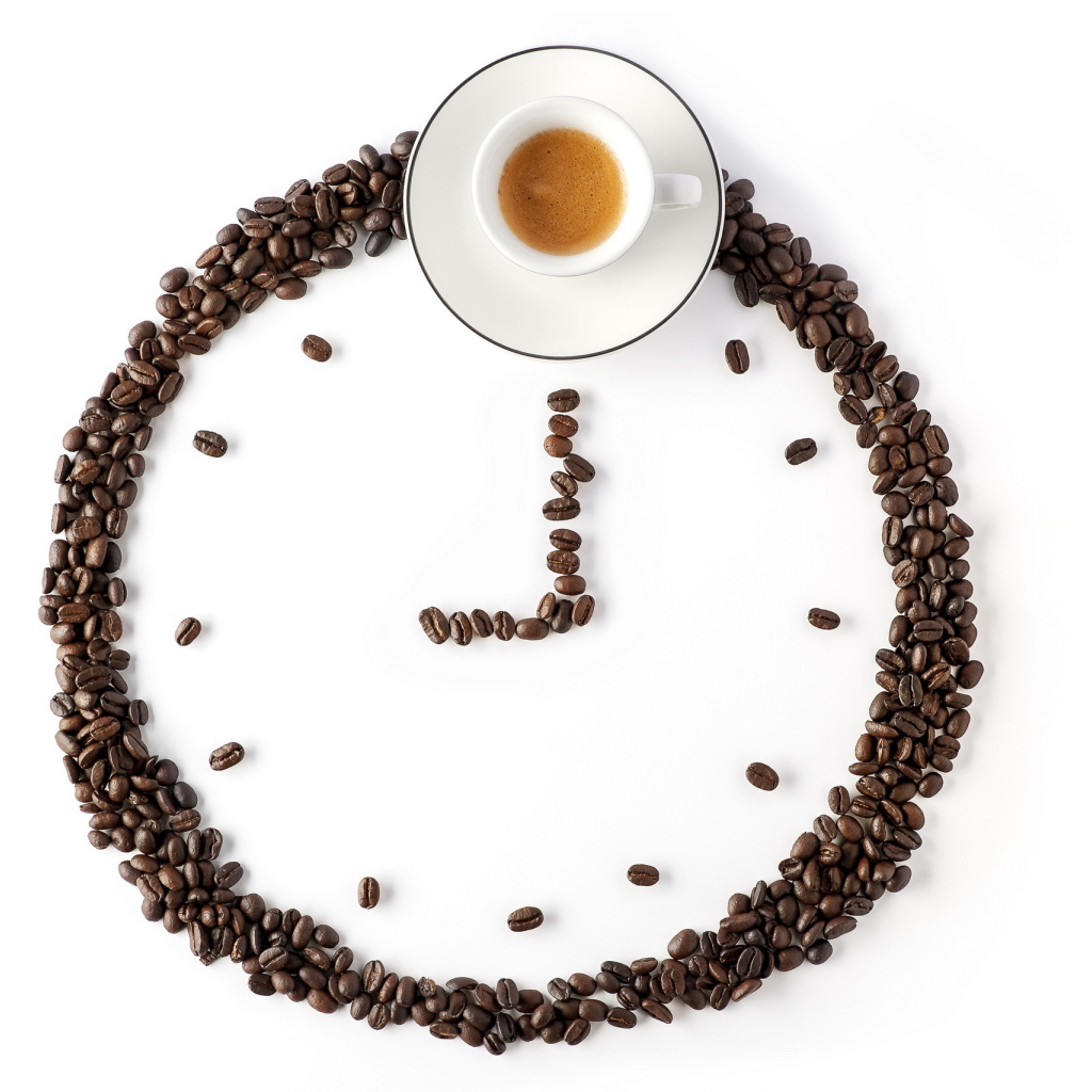 Часы из кофейных зерен и чашка кофе на белом фоне
