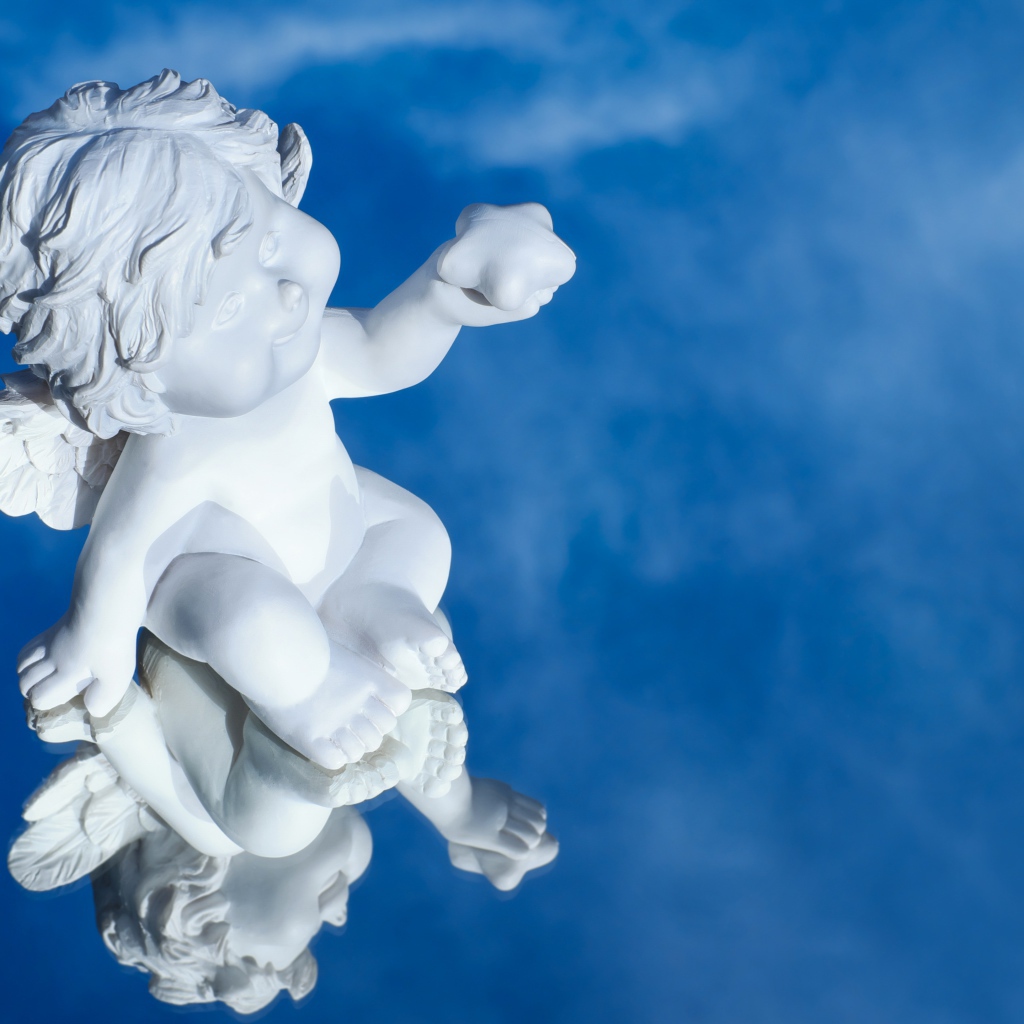Маленькая статуя купидона отражается в голубой поверхности