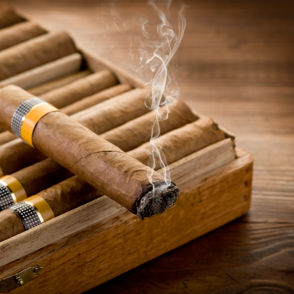 Дымящаяся сигара на столе 