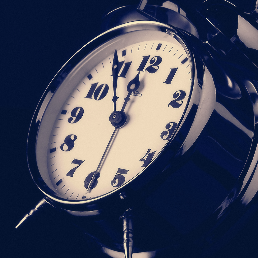 Черный металлический будильник 