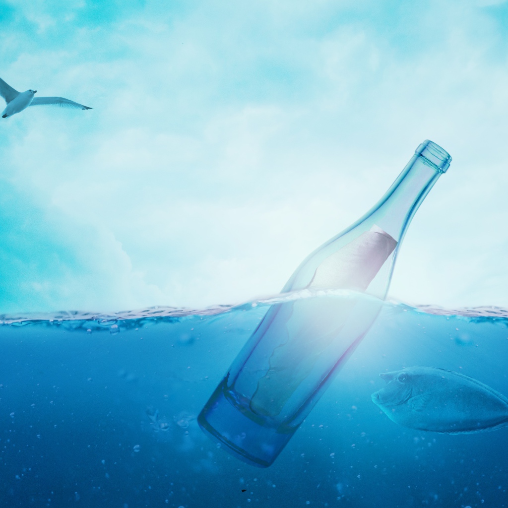 Бутылка с запиской в океана с рыбами под голубым небом