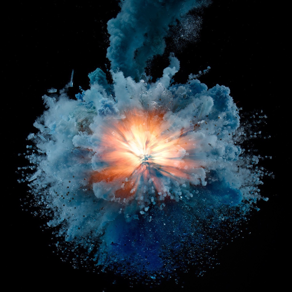 Взрыв с синим дымом на черном фоне 