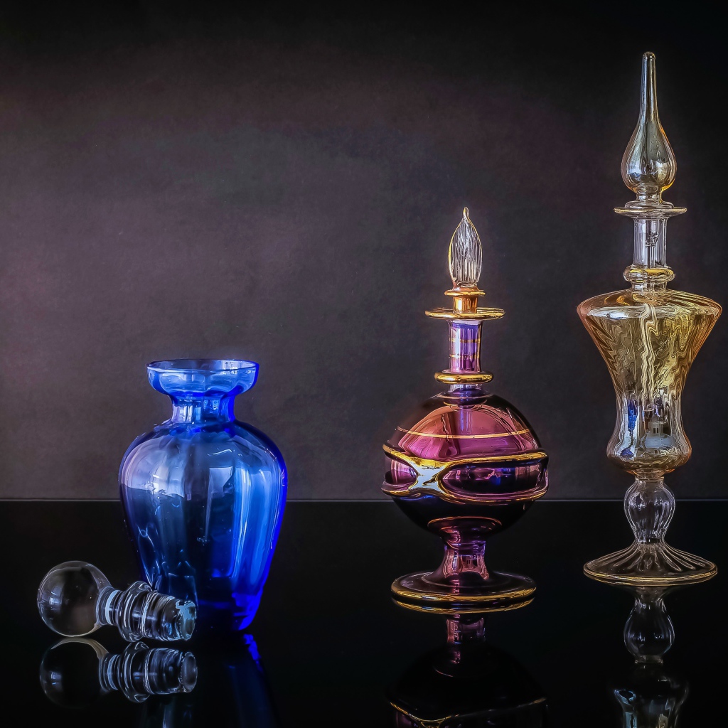 Разноцветные стеклянные флаконы для духов