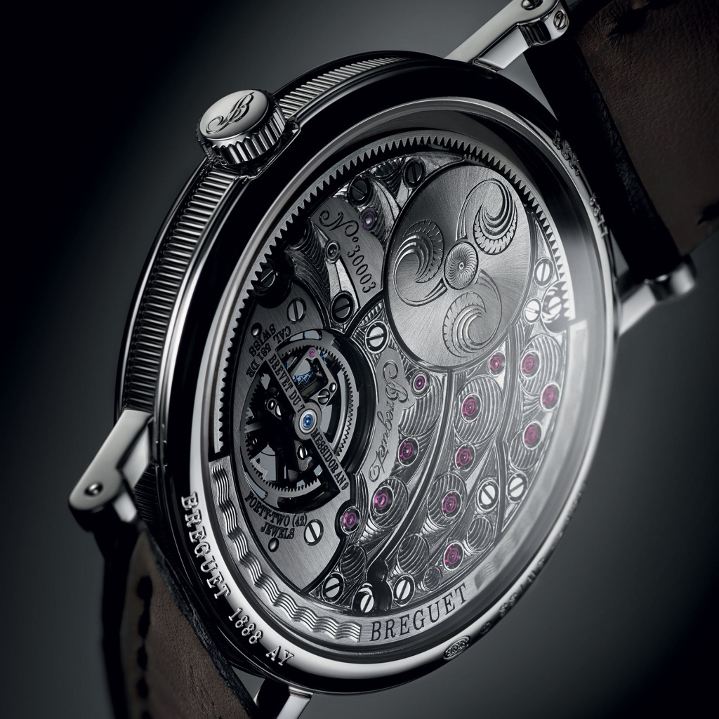 Стильные часы Breguet на черном фоне 