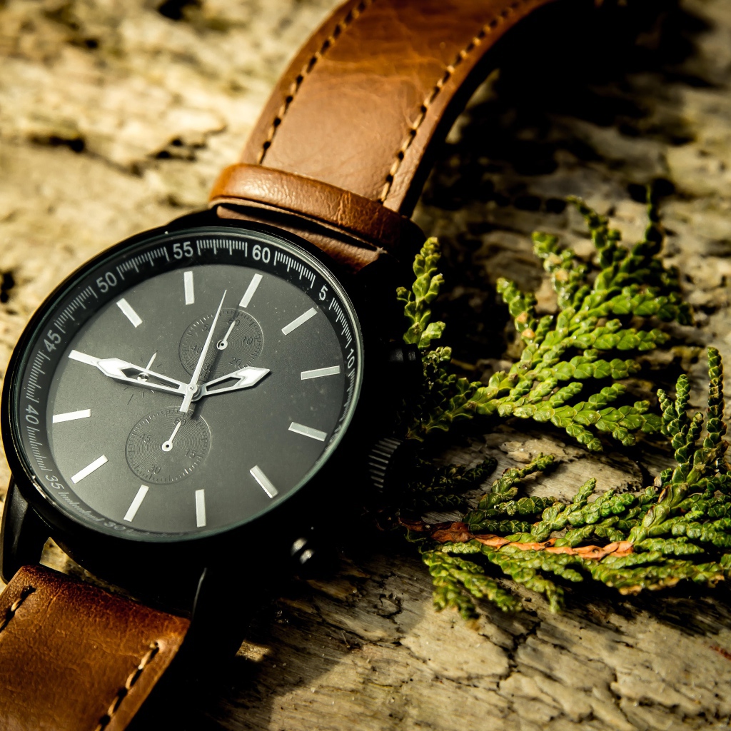 Стильные черные наручные часы с кожаным ремешком 